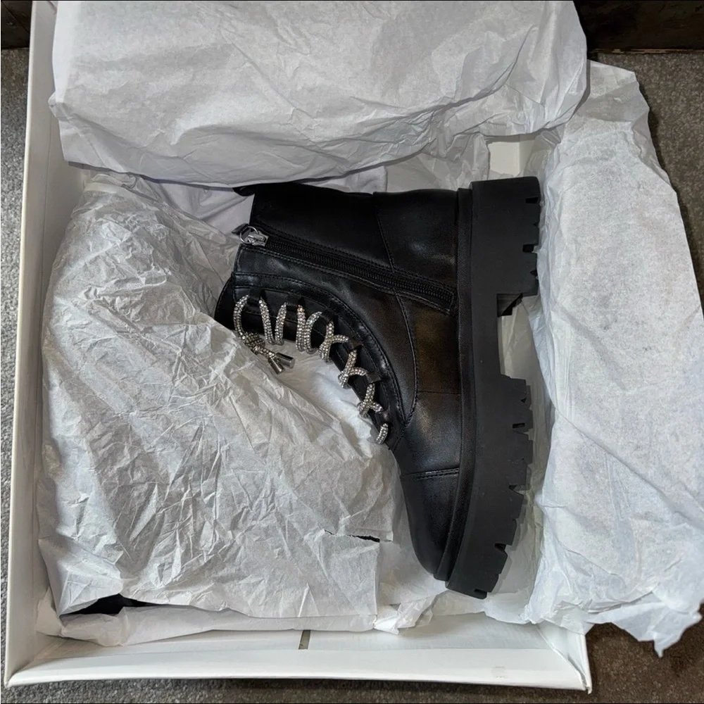 NIB Schutz Kaile Black Lug Lace Up/Side Zip Combat Moto Leather Boots SZ 7 - Picture 12 of 12